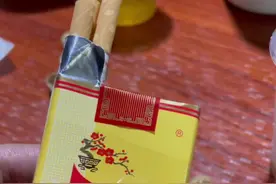 一代经典红梅烟，依稀还记得十七年前读初二没钱就抽红梅，有钱就抽软双喜 ，今晚看见，立马买上一包回味回味 。#敬往事一杯酒 #提神醒脑 #吸烟有害健康传播正能量视频封面
