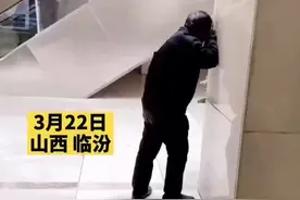 山西临汾一大叔趴在医院墙上痛哭。加油陌生人！愿世界病痛越来越少！视频封面