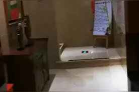 崩溃！#杭州俩男子闯入女浴场，女宾们吓到惊叫！视频封面