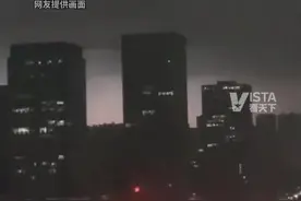 7月25日17时许，#郑州暴雨 阳光瞬间被乌云遮盖天黑下来，空中电闪雷鸣视频封面