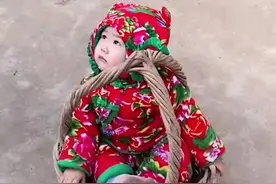 暖心！#姥爷用扁担做成摇篮陪孩子玩耍，网友：坐了这个，别的都不想坐！