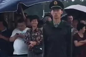 有这样一位把雨伞让给身后的群众，宁愿自己站在外面淋雨的兵哥哥，你愿意给他点赞吗？视频封面