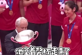 “他来了，他来了，他拿着奖杯走来了”朱婷带领中国女排喊着口号领奖杯。#欢乐抽奖放心出行  @新大洲本田视频封面