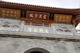 今天我在寺里祈福偷偷替你求了平安，别人都不知道，只有菩萨知道