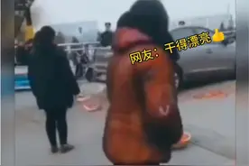 不买草莓不让过桥，这个司机不惯着她，直接开车压过去。网友：干得漂亮👍#不买大妈草莓不让过桥视频封面