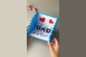 父亲节快要到来，用卡纸做张简单又好玩的“小心机”贺卡送给爸爸吧！仪式感满满！#父亲节 #幼儿园手工 #亲子手工 #幼儿手工 #手工折纸 #儿童手工 #立体贺卡 #创意手工 #生日贺卡 #手工贺卡 #父亲节礼物 #折纸衣服视频封面