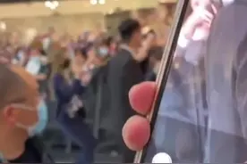 来看看赵丽颖出席线下活动，产后恢复的也太好了吧，状态还跟少女一样，你觉得怎么样？视频封面