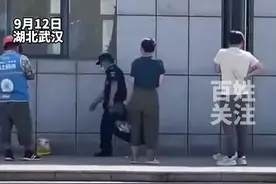 武汉一高校保安抛扔学生外卖，学校：如确有此事属行为不当视频封面