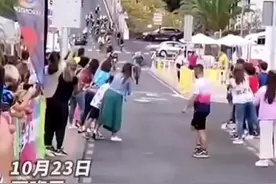 这是什么操作？距终点几米，胜利近在咫尺，女子冲出人群撞倒第一的选手……视频封面