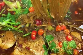 今天教大家好吃的家常菜鲫鱼炖粉条#家常菜#美食推荐官上热门