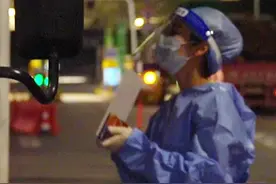 白天上网课晚上当志愿者，00后女“枪王”沈梦可，依然保持退役军人的风采。（供稿：缙云融媒体）#浙江dou知道 视频封面