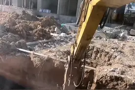 换作以前，这些#钢筋 我是不会去捡的，现在不行了，一见到我就两眼发光😂 #挖掘机之家 #工程机械 #挖机 #施工现场实拍 视频封面