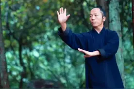 八卦掌掌法教学（1）起式。八卦掌避正击斜，在走位变换中战胜对手，也是有中国传统思想中以弱胜强的哲理