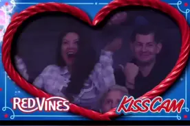 比赛暂停期间的kiss环节，当镜头给到科比瓦妮莎，我🍋了#是时候上场了 @路人王篮球 #科比视频封面