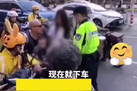 网友：就应该这样！给交警大哥点赞啊！ #一视同仁 #外国人 #交警 @抖音短视频视频封面