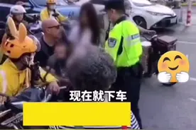 网友：就应该这样！给交警大哥点赞啊！ #一视同仁 #外国人 #交警 @抖音短视频视频封面