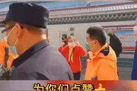 在武汉市第一医院感染楼，最后1名治愈出院的患者与广东援鄂医疗队的队员依依惜别，阿姨一定要保重哦！视频封面