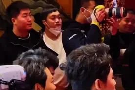 #德云社龙字科招生活动现场 不管到哪里都体现着规矩教养，太爱他们了#张云雷 #孟鹤堂周九良 #秦霄贤