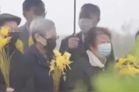 #他们手持金黄稻穗缅怀袁隆平 4月1日，在湖南长沙，袁隆平院士的夫人邓哲与后辈手持金黄稻穗，祭扫缅怀。清明将至，很多#长沙市民自发悼念袁隆平，将写满了寄语的卡片投入时空邮箱，寄托哀思。（央视新闻）视频封面