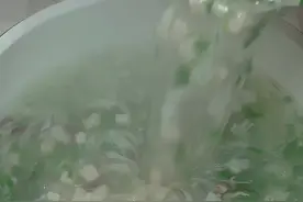 下雪了，你知道一碗非常好喝香菜豆腐羹怎么做成的吗，今天我来教会大家#豆腐羹 #跟着抖音学做菜视频封面