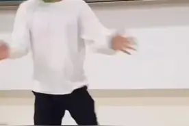 沙雕学生日常？教室里带绿鱼头跳舞偶遇老师，网友：脸要笑抽筋了视频封面