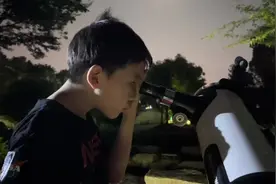 研究超级大月亮的认真模样🤣#阳光小男孩 #孩子的快乐很简单视频封面