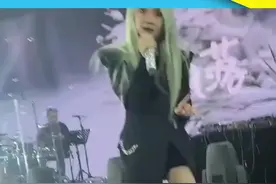 #乃万 麦克风谁想要的自己来拿吧😂