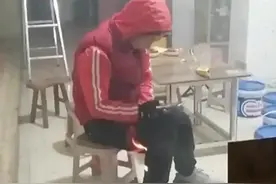 小伙裤子着火淡定玩手机？真相令人哭笑不得#意不意外 