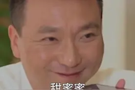 康辉游戏失败被要求给老婆打电话并向老婆表白，电话还没接通，笑容就已经堆上脸庞，原来你是这样的康辉啊...视频封面