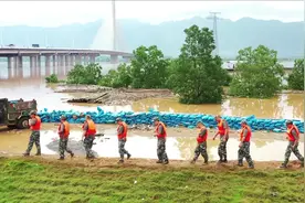 致敬子弟兵！张杨彬看望慰问防汛抗洪一线部队官兵#英德洪水视频封面