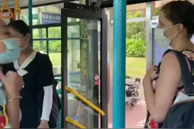 外籍女子坐公交不戴口罩还骂人 警方：寻找此人中 #厦门外籍女子 #疫情 视频封面
