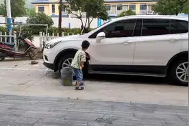 两个宝贝帮爷爷洗车视频封面