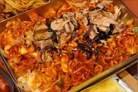 烤冷面和火鸡面组cp？青岛大叹号又出新花样了～#周末好食光