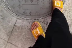 5月23日，贵州遵义。三岁女童半截身子掉入污水井，还好妈妈及时一把抓住！当事人：下面很深，全是污水#井盖 视频封面