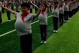 5月8日，浙江宁波，学校组织学生“大肚子”跳课间操，让孩子们感受母亲十月怀胎的辛苦，这是学校对孩子最好的“孝顺”教育！视频封面