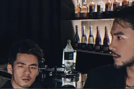 双人合影第五期 快喊你长得帅的小伙伴拍起来！ 调色在后面 #手机摄影 #教程 #原相机 #双人合影  #情绪 #酒吧拍照技巧视频封面