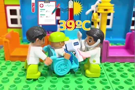 益智积木玩具，医生上班，给弟弟妹妹看病#玩具故事视频封面
