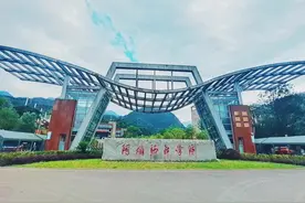 往年毕业是看客，今年6月是主角。我也终于走到了青春的尾巴视频封面