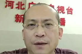 经济舱跑到公务舱占座，女子被警察薅下飞机 #大V快评 #女子公务舱占座还在机上咆哮  #警方通报女子强行占座致视频封面