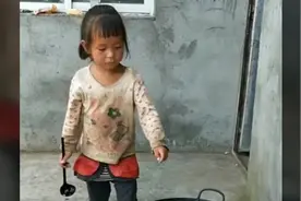 农村姐姐照顾弟弟的视频在网上火了视频封面