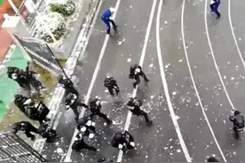 特警和消防员打雪仗你们见过吗？网友：万万没想到盾牌还可以这样用！视频封面