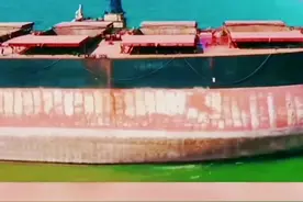 海上漂泊35年的远洋货轮 到期强制报废冲滩…#中国海员#远洋货轮 #到期报废 #光荣退役 #荣归故里#为生活负重前行 #生活不易