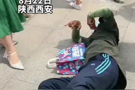 8月22日，陕西西安。外卖小哥路边晕倒，被路人救醒后第一件事想的就是赶紧送餐视频封面