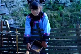 虫子吃过掉在地上的辣椒，勤俭持家的妈妈又把它们变成餐桌上一道美味的泥鳅辣子，你们吃过吗？#农村生活#小时候的味道#还原苗族生活本色 #乡村守护人 #童年回忆