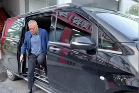 由于员工自己没有递交银行卡工资没有及时到账