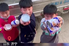 “我们喜欢的饮料给你……”5月14日，山东济宁，村庄内着火，三位少年奔跑带路。临行前，三人又为消防员送上饮料……视频封面