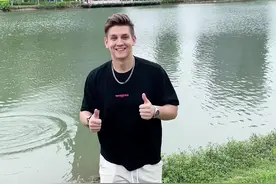 用左手扔果然男人多了……#男生左手扔东西 #帅哥 #搞笑 #外国人视频封面