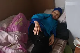 看这个糊涂的老小孩婆婆，说话那么搞笑，说我是个老人😄视频封面