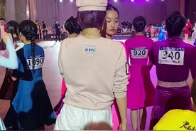 新闻上说马伊琍没去陪孩子比赛，其实人家去了，还陪了女儿一整天，一直在给文君竹加油！#马伊琍 #君成杯视频封面
