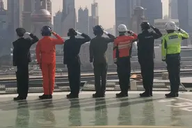 今早10时许，两架悬吊着巨幅国旗和警旗的警务直升机飞过外滩，庆祝首个“中国人民警察节”！（供稿：市公安局）视频封面